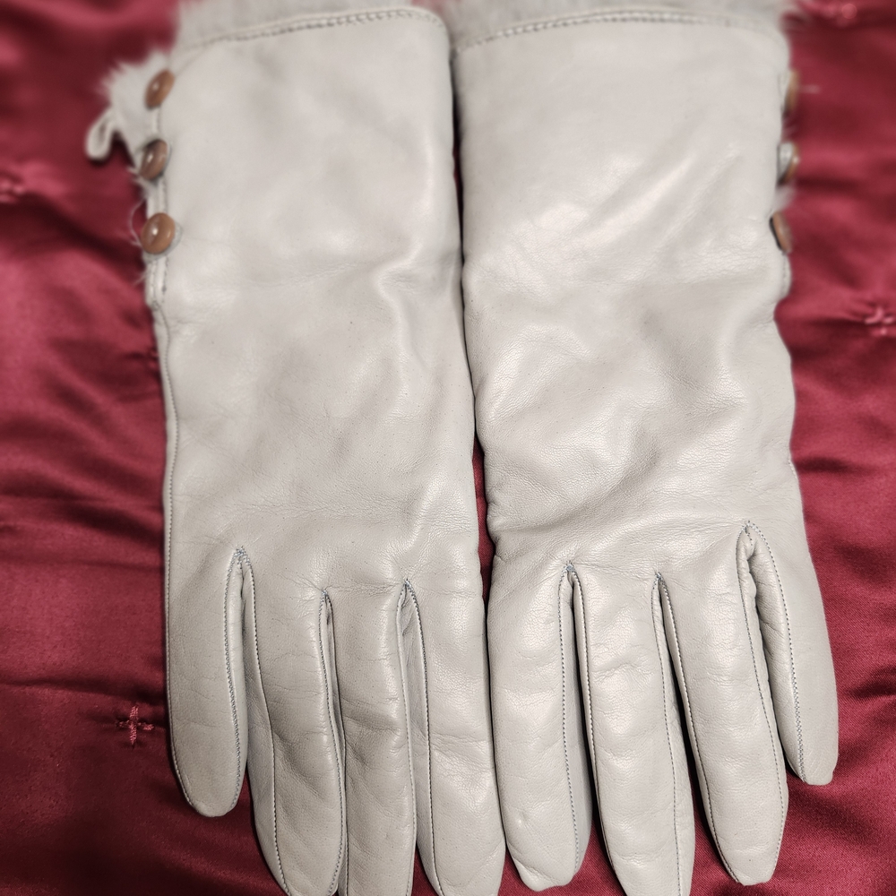 Women's Leather Button-Trim Gloves — Light Gray